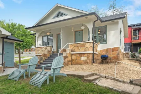 Charming Lake View cottage in tranquil Rockaway Beach