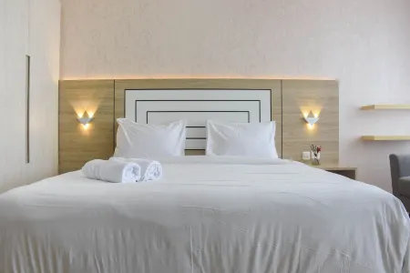 Fully Furnished with Cozy Design Studio at Menteng Park Apartment Отели рядом со станцией Stasiun Pasar Senen