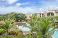 Impressively Designed and Decorated 3rd-Floor Space Overlooking Pool in Coco - piscine