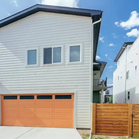 Steps from River & Old Town - Hot Tub & King Bd