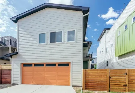 Steps from River & Old Town - Hot Tub & King Bd