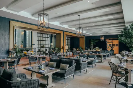 Kanvaz Village Resort Seminyak Отели рядом с достопримечательностью «Villa Ombak Biru»