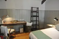 The Crown Pub, Dining & Rooms Hotels in Radwell