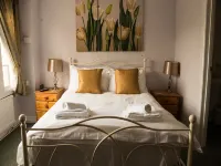 Phelips Arms Hotels in Odcombe