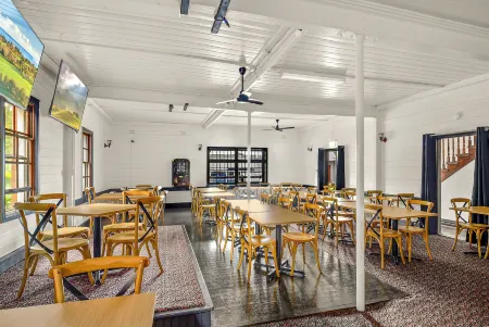 Jamberoo Pub & Saleyard Motel Отели в г. Фоксграунд