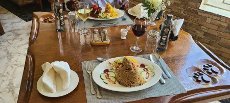 Hotel Troy Отели рядом с достопримечательностью «Джирафф Сентр»