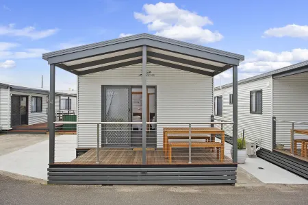 Warrnambool Holiday Village Отели в г. Уоррнамбул