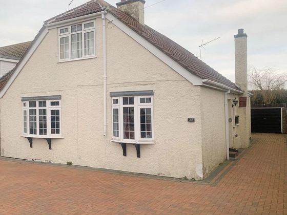 Beachside Family Home Sleeps 8 with Parking
