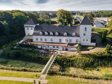 Vraa Slotshotel Отели в г. Tylstrup