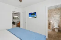 Spacious 1 Bedroom Apt at the Beach - chambre d’hôtes