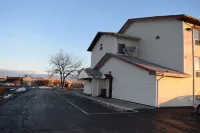 Super 8 by Wyndham Saginaw Hotels near Nexteer Automotive Plant 5