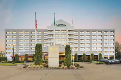 Radisson Hotel Seattle Airport Hotels near Link Light Rail - Tukwila Station