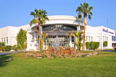 Safir Sharm Waterfalls Resort Отели рядом с достопримечательностью «One Thousand and One Nights»