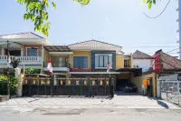 RedDoorz Syariah Near Marvel City Mall 2