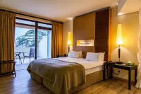 Island Club Hotel & Apartments
