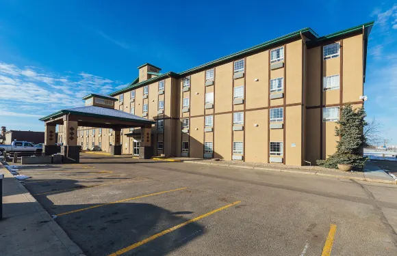 服務加套房酒店