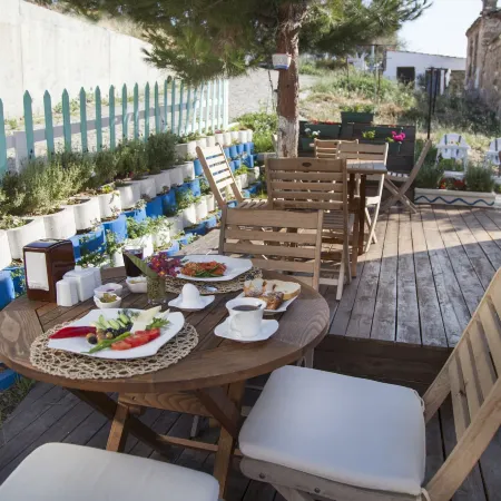 Iola Hotel