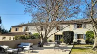 Le Mas des Vergers Hotels in Alleins