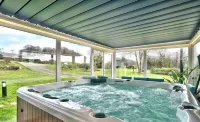 Chalet Pondok Indah Hotels in Plouegat-Moysan