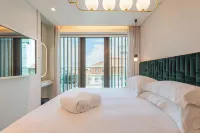 Luster Hotel - balcony
