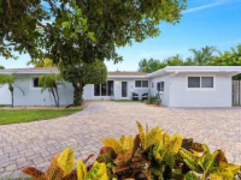 Cozy Home at Lighthouse Point With Pool Hotels in Lighthouse Point