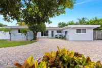 Cozy Home at Lighthouse Point With Pool Hotels in Lighthouse Point