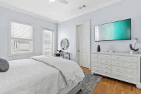 Emerald Paradise 2 Blocks to Beach Rooftop Patio Pool Access Sleeps 10