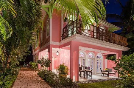 Waterfront Pink House with Private Dock & Pool Отели рядом с достопримечательностью «Кэптива Север-Энд Бич Аксесс»