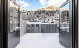 New San Juan 303 by AvantStay Modern Penthouse w Deck Overlooking Main Street