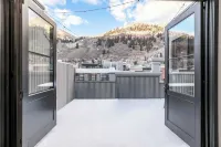 New San Juan 303 by AvantStay Modern Penthouse w Deck Overlooking Main Street