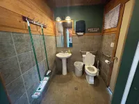 5 Elk Lodge ROMANTIC Log Cabin in the woods. Hot Tub & Wood Burning Fire Place. Hotels in Cleora