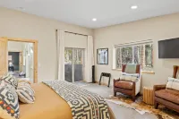 The Hideaway - Hot tub, Attached garage, Private, Modern 3-bedroom cabin Hotels near Alma Fire House & Mining Museum