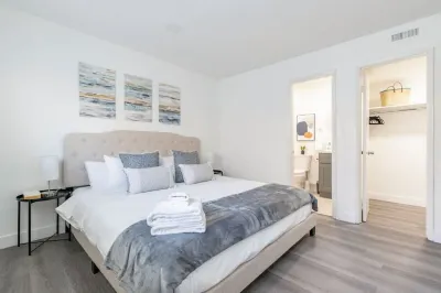City Retreat: King Bed+ Mins to DT Hotels near Almansor Park