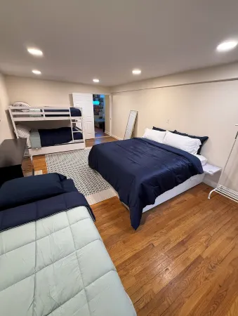 The Ultimate NYC Group Getaway. Sleeps 10 in Hoboken Отели рядом с достопримечательностью «Технологический институт Стивенс»