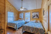 Moon River/Fenced Pool, Close to Golf and Frio, Volleyball, No Bunks, FREE FRIO