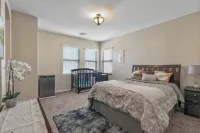 Spacious 4-bedroom house in delightful Surprise with WiFi, AC close to downtown