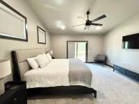 Modern Pines-6 Bedroom, 5.5 Bath. 4 Master Suites!