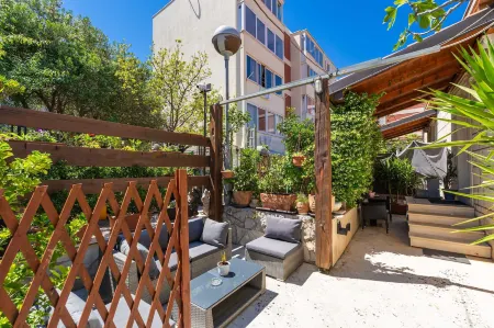 Apartments & Room Frane