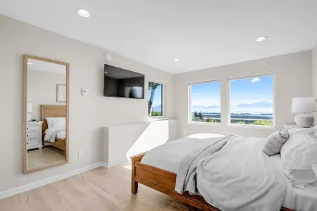 Spacious home w full Kachemak Bay views