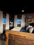 The LookOut! A Romantic Getaway with Spa & Views!