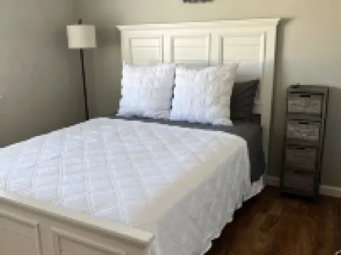 Charming 3-bedroom house with AC and WiFi in superb Fallon Hoteles en Fallon