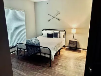 "Relax in Style":Charming 2-Bed,2-Bath Getaway Perfect for Families of Couples!