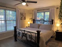 Cottonport Cottage-stunning 3/2 in heart of West Monroe with all KING size beds!