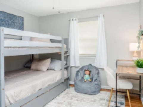 Renovated Family Home, Fenced Yard- 2King Beds-Bunk Room Hotels in Alabaster