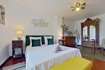 Les 2 Drôles d'Oiseaux Отели в г. Сен-Лоран-де-ла-Кабрерис