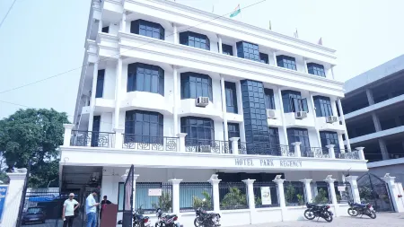 Hotel Park Regency Отели в г. Сарай Галхэрия
