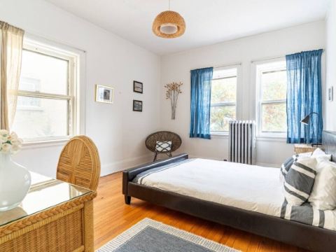 Beautiful 6BR mansion, 4 parking spots, sleeps 21! Walk to Wrigley & the lake!