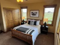 Mountain Shores Lodge - lake view - 35 miles to Yellowstone!