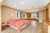 Charming 2-bedroom house on 2 dog friendly landscaped acres in lovely Chester