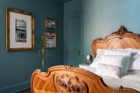 Classic Chicago 2 Flat transformed into a Parisian plant lovers paradise Hotels in Andersonville